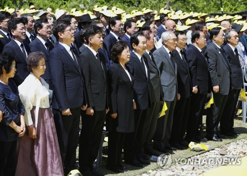 '노무현 10주기' 추도식에 黨政靑 한자리…부시 前대통령도 참석