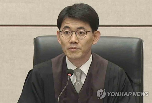 '영장내용 윗선 보고' 법관들, 법정서 혐의 부인 "직무상 행위"