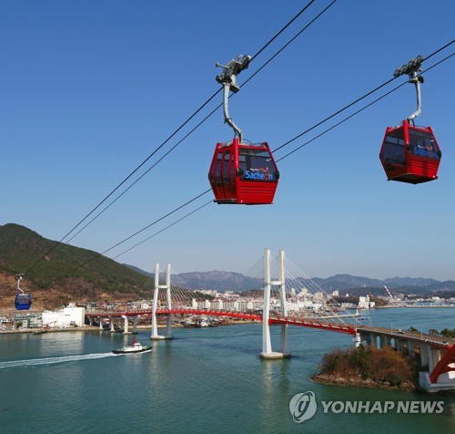 모처럼 선선한 봄날…유명 산·유원지마다 상춘객들로 '북적'