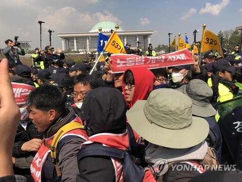 민주노총 간부 6명 구속영장…"국회앞 집회때 폭력행위"