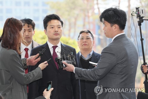 '명예훼손 피소' 김태우 前수사관 경찰 출석…"대질조사 원해"