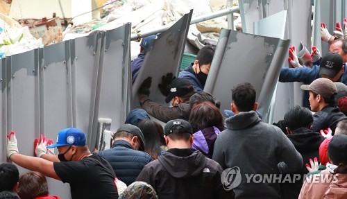노량진수산시장 명도집행 점포 3곳 폐쇄…상인 1명 연행