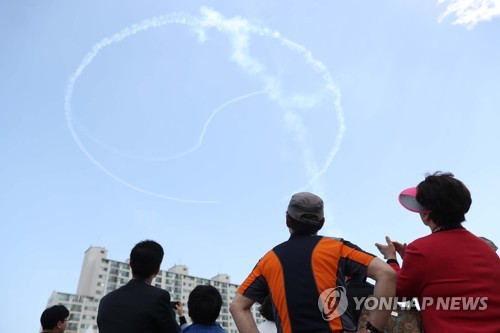 "놀라지 마세요"…공군 블랙이글스, 8~12일 수도권상공 비행