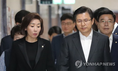 민주 "투쟁, 국회서 하라"…한국 "집회·서명운동할 것"