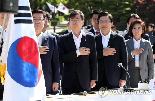 집단삭발하고 장외로 나간 한국당…청와대 앞서 대여투쟁 '선포'