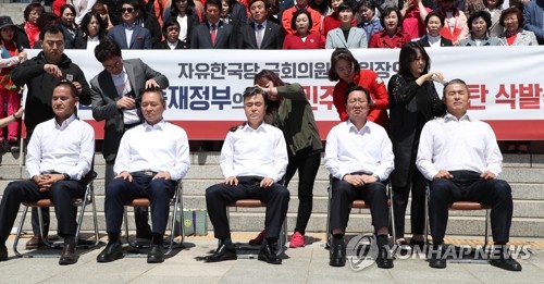 한국당 '전국순회' 장외투쟁 본격화…4당 "국회로 복귀" 압박