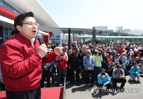 한국당 '전국순회' 장외투쟁 본격화…4당 "국회로 복귀" 압박