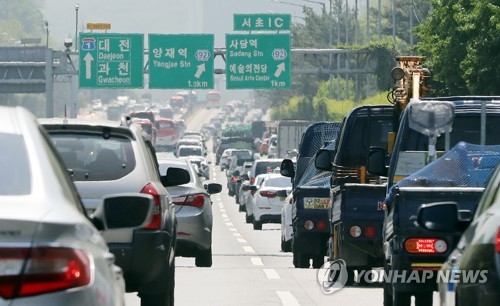 어린이날 연휴 첫날…미세먼지에도 도심 나들이객 '북적'