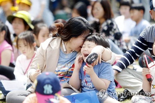 "엄마아빠랑 놀아서 좋아요" 어린이날 이른 더위속 웃음꽃 활짝