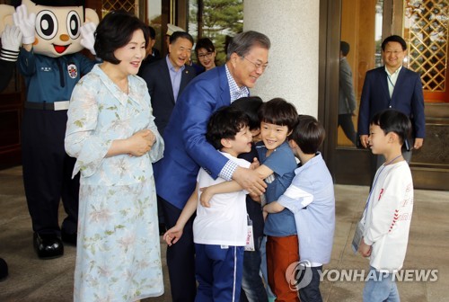 김정숙 여사, 도서·벽지 어린이 만나 "여러분이 미래의 주인공"