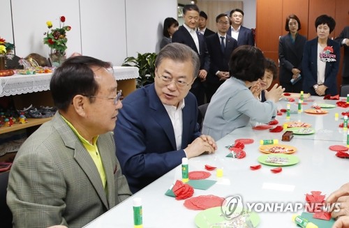 文대통령, 치매안심센터 방문…치료기구 직접 체험도