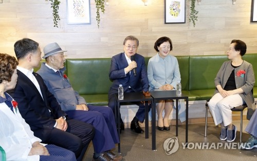 文대통령, 치매안심센터 방문…치료기구 직접 체험도