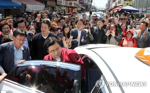 황교안, 오늘 경남 훑으며 이틀째 '민생투쟁'…YS생가도 방문