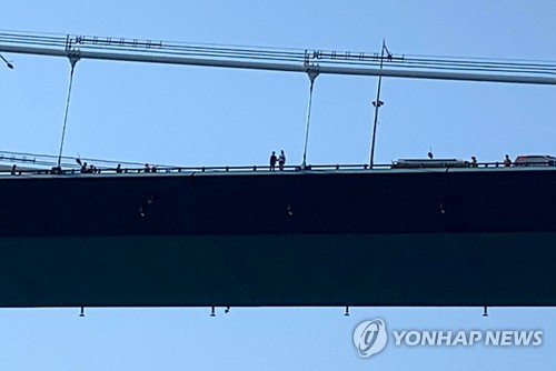 울산대교 투신기도 5시간여 만에 모녀 첫 구조…병원 이송