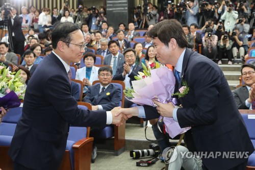 민주 새 원내대표에 '86그룹 대표' 이인영…"통합으로 총선승리"