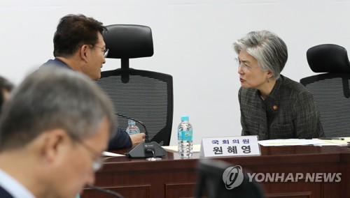 강경화, 北 미사일 추정체 발사에 "전혀 도움 안 돼"