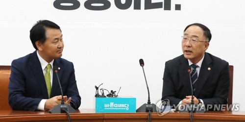 홍남기, 국회 찾아 "추경, 6월로 넘어가면 어떻게 될지 몰라"