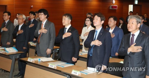 대통령직속 기구들, 文정부 2년 평가…"고용·분배 어렵다" 자성