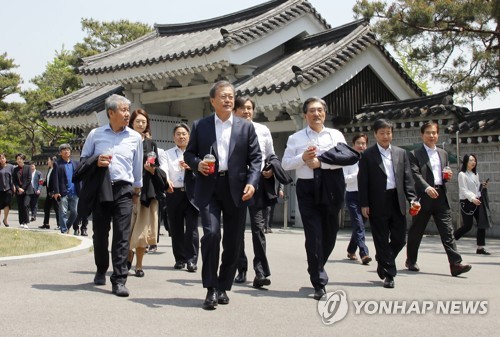 文대통령, 취임 2년 되는 날 삼청동서 참모들과 청국장 오찬