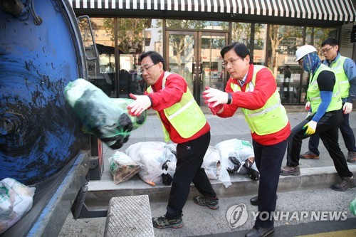 황교안, 바닥쓸고 시장돌고 급식봉사…대구민심 잡기