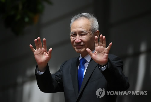 중국, 미국 관세 위협에 "외국 압력에 굴복 않을 것"