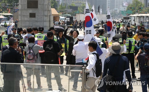 대한애국당, 광화문에 '기습 천막'…서울시, 13일까지 철거 요청