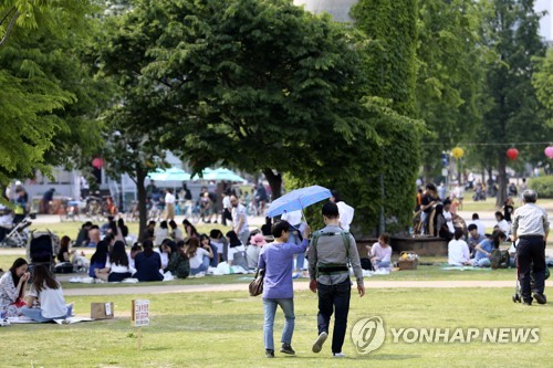 '30도' 여름날씨 속 부처님오신날…사찰 등 곳곳 나들이 인파