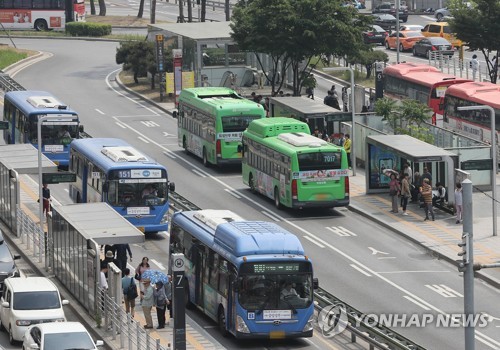홍남기, '15일 총파업 예고' 버스 노조와 13일 만난다