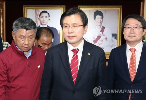 박정희 생가 찾은 황교안 "위대한 업적 폄훼 바람직하지 않아"