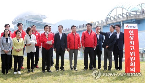 한국당 "제1야당 조건 없이 만나야 민주주의"…장외투쟁 계속