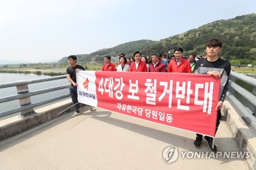 한국당 "제1야당 조건 없이 만나야 민주주의"…장외투쟁 계속