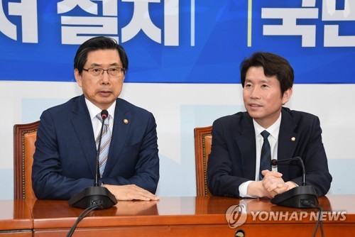 문무일, 웃옷 흔들며 "누가 흔드나"…만감교차하는 듯 '울컥'