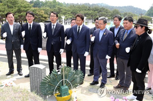 임종석 "황교안, 망언 문제 분명히 말하고 5·18기념식 찾아야"