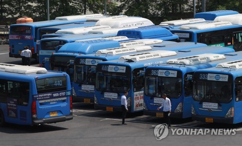 서울 버스 노사, 2차 협상 개시…결렬 시 내일부터 운행중단