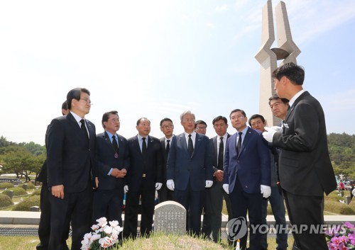 정동영 "황교안, 망언 의원 징계하고 5·18기념식 와야"