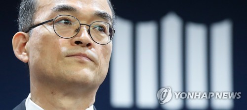 與, 문무일 회견에 "검찰, 스스로를 먼저 돌아보라"