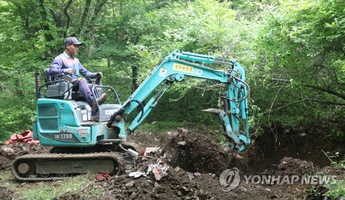 [르포] 한라산 성판악 40년 방치 쓰레기 수거…포댓자루 100개 분량