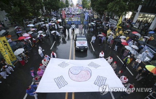 '오늘을 밝히는 오월, 진실로! 평화로!' 5·18 39주년 전야제