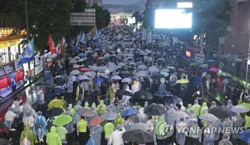 '오늘을 밝히는 오월, 진실로! 평화로!' 5·18 39주년 전야제