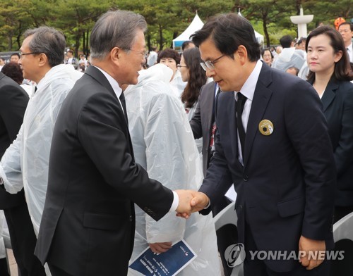 文대통령 "잘 오셨습니다", 황교안 "감사합니다"