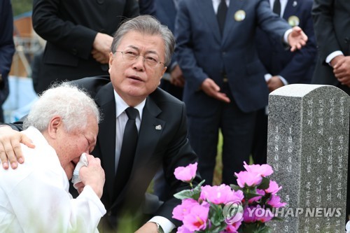 文대통령 떨리는 목소리로 "광주시민께 미안"…유족 포옹해 위로