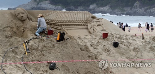 모처럼 선선한 봄날…유명 산·유원지마다 상춘객들로 '북적'