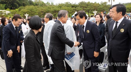 '黃 악수패싱' 공방…한국당 "제1야당 무시" 민주당 "생떼쓴다"