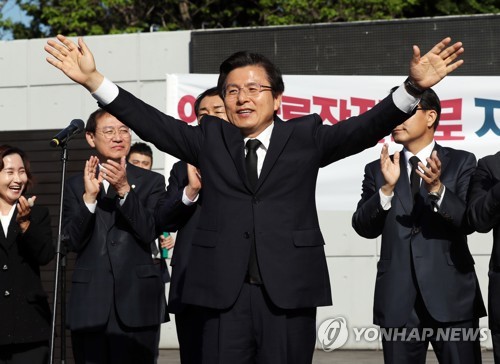 黃, 맥아더 동상 찾아 보수정체성 부각…"자유우방 잊지 말아야"