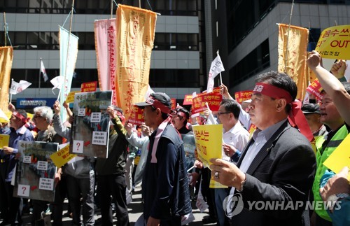 택시기사들 "'타다'는 불법…전통시장 앞에 불법행상 차린 꼴"