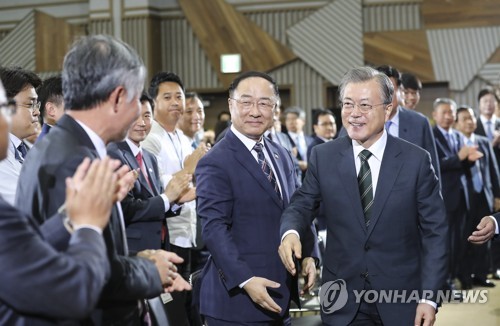 文대통령 "호남-충청-강원 '강호축'…경부축과 동반 발전해야"