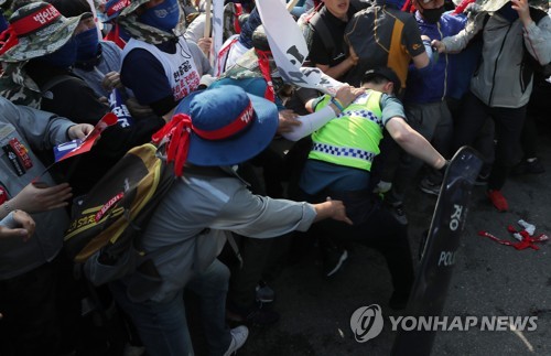 '집회서 경찰 폭행' 혐의 민주노총 조합원 구속영장 기각