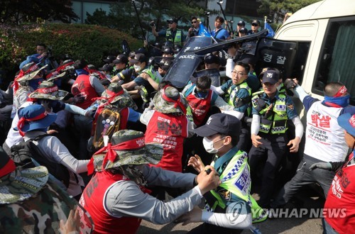 현대중 노조, 울산 본관 진입 시도…"부상자 다수 발생"