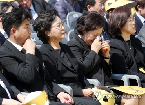  김정숙 여사, 노무현 전 대통령 추도식 참석…추도사에 '눈물'