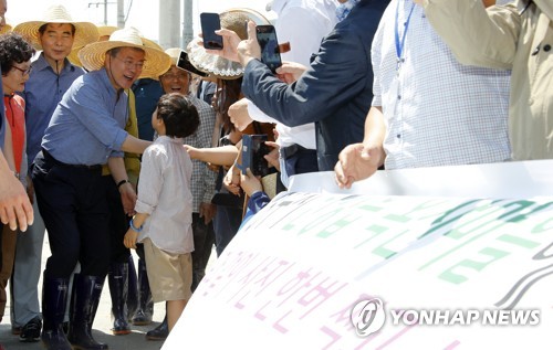 文대통령, 밀짚모자 쓰고 이앙기 몰며 모내기…"올해 대풍 될듯"